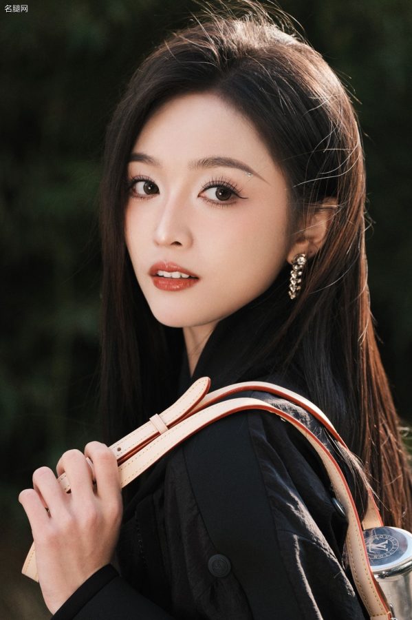 元气满满的细腿美女吴宣仪装扮酷飒(6/7)