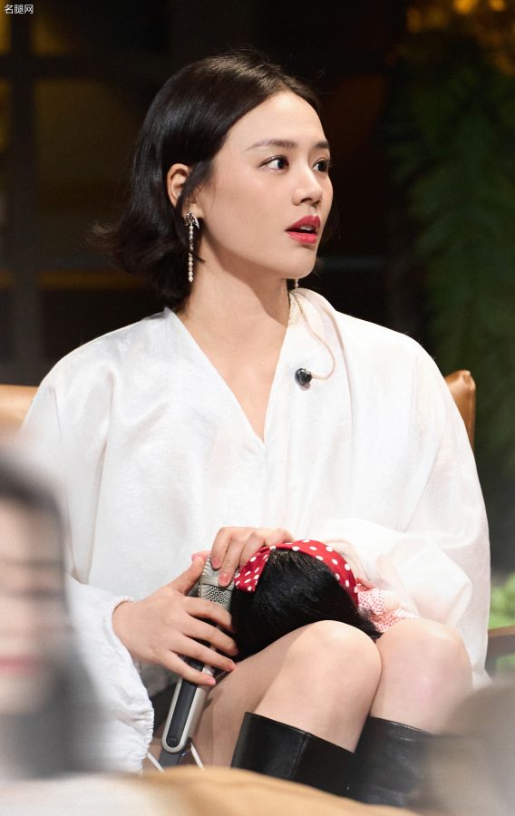 《我是大侦探》节目里马思纯白大腿穿长靴(8/10)