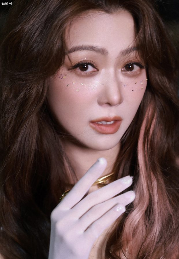 薛凯琪穿超短裙配肉丝袜手戴白丝手套太优雅了(4/14)