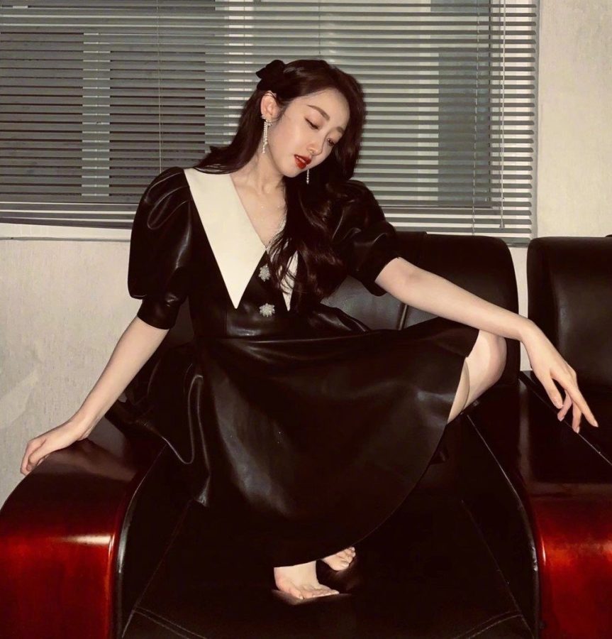 蒋梦婕在办公室里不穿鞋秀玉足(4/4)