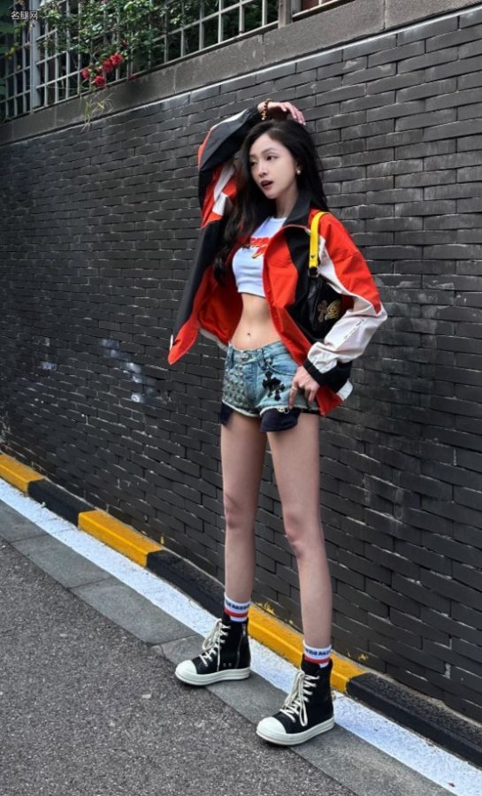 吴宣仪穿牛仔热裤出门一双细长美腿和小蛮腰吸引路人眼光(5/9)