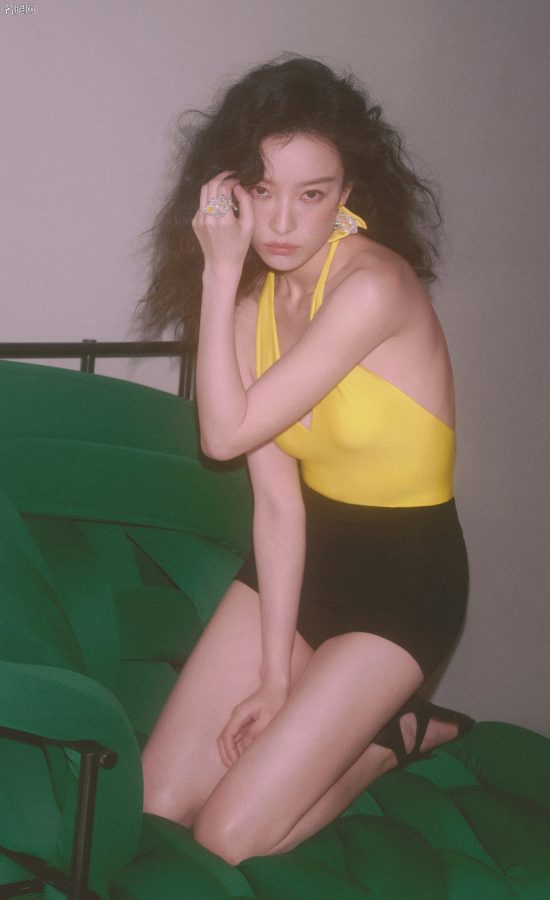 倪妮爆炸头美腿复古写真(2/4)