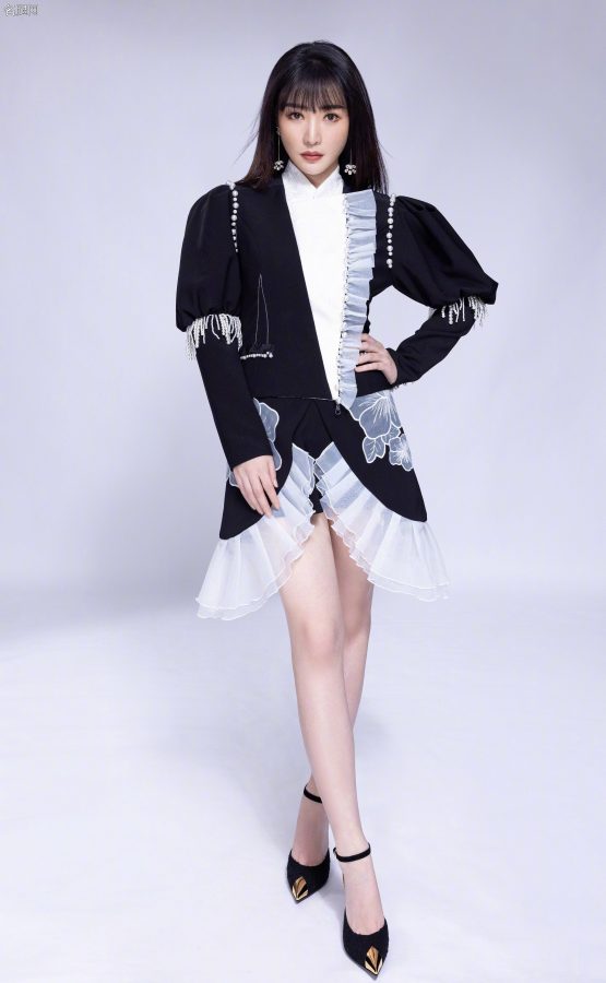 女主持人柳岩长腿踩尖头高跟拍写真形象超美(1/4)