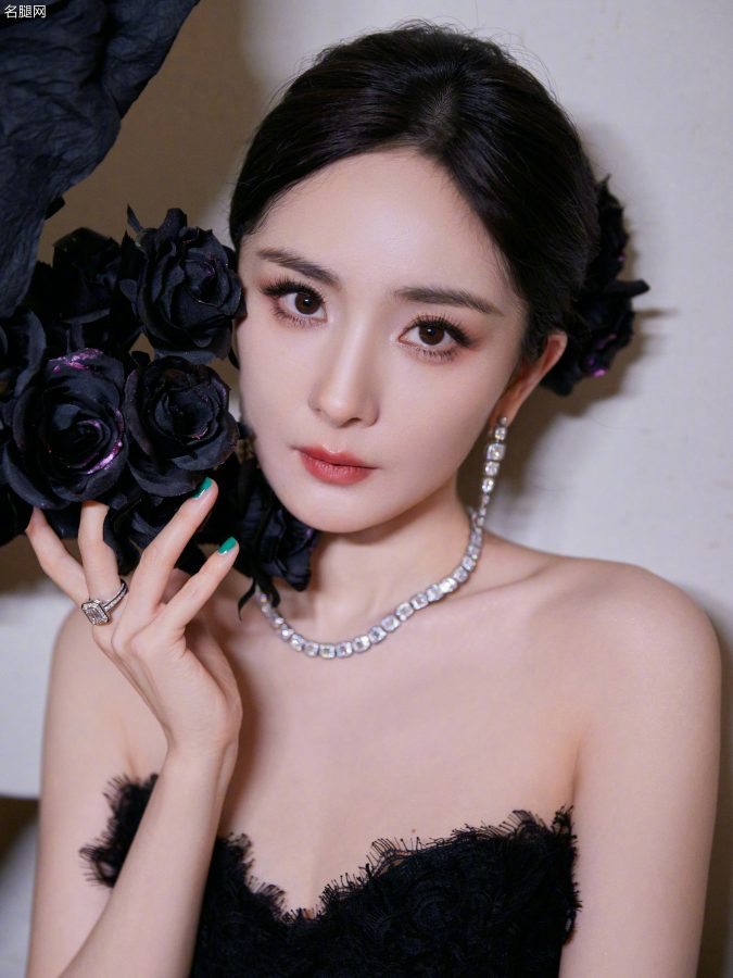 杨幂实在是太会盯屏了(1/8)