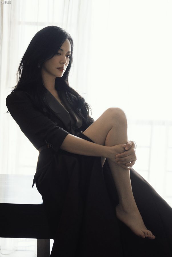 女星姚晨穿开衩裙踩尖头高跟走红地毯(3/6)
