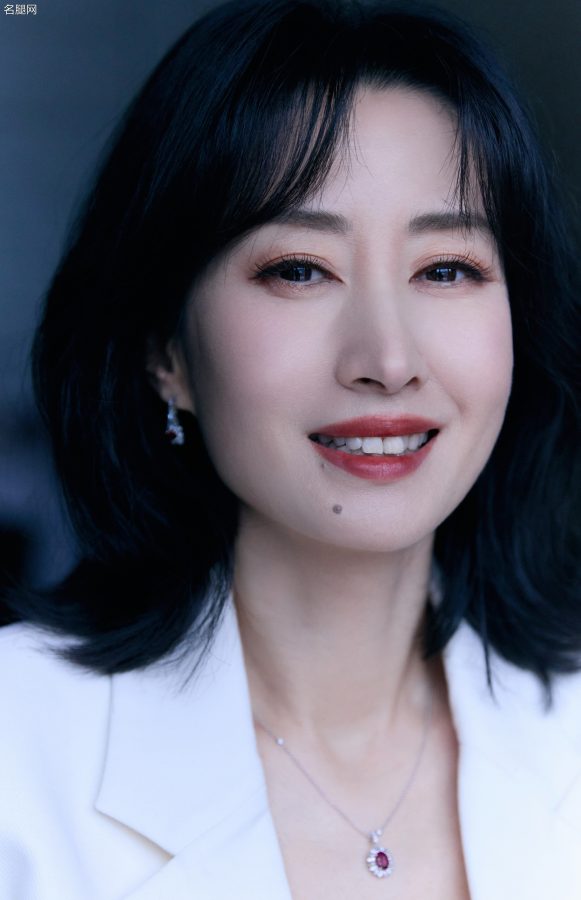 刘敏涛穿白西装踩细高跟温婉动人(2/2)