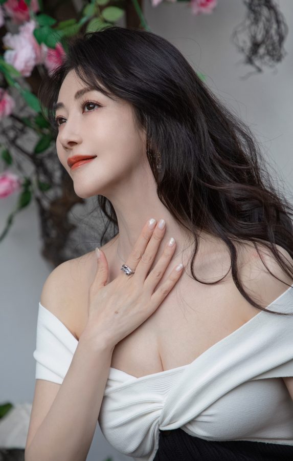 陈紫函花园里的美照乳此迷人(9/15)