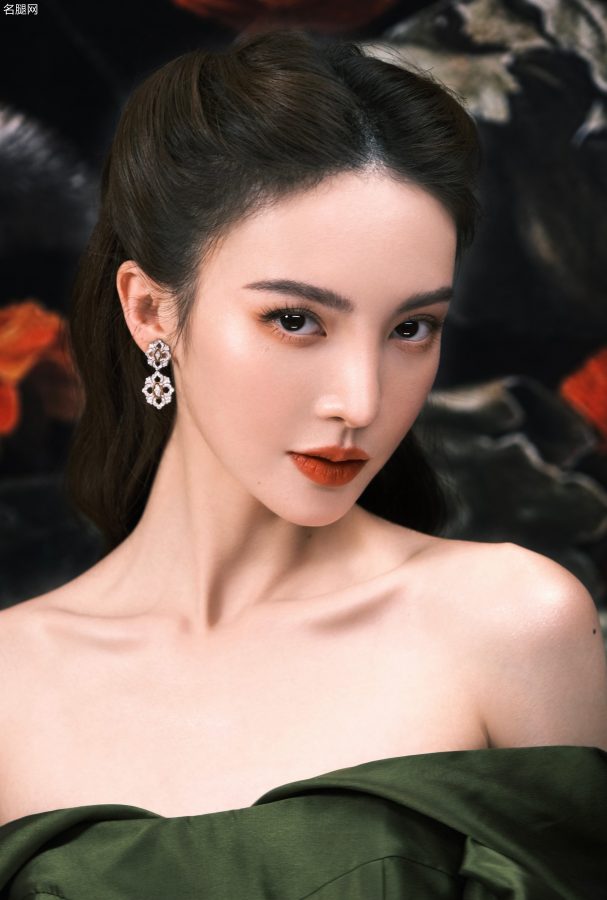 金晨国剧盛典红毯穿一条露肩抹胸长裙宛如一只魅人的狐狸精(3/10)