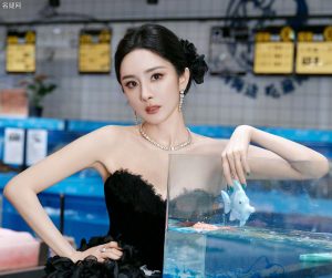 杨幂实在是太会盯屏了