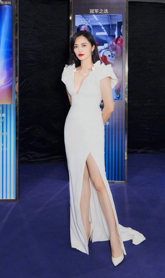 Female star Yao Chen wore a high-slit deep V white dress to reveal her long legs and attended an Estee Lauder event with two stunning red lips.(2/14)