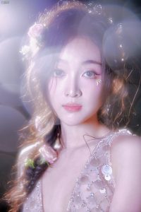 吴宣仪在魔幻森林穿优雅公主裙荡秋千秀玉足