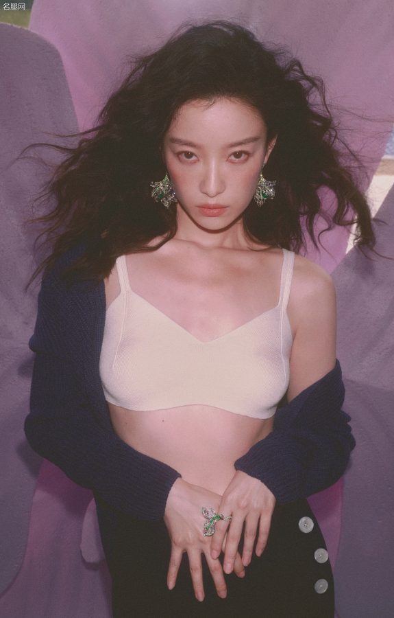 倪妮爆炸头美腿复古写真(4/4)