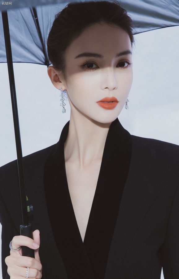 御姐金晨穿西装短裙细美腿蹬皮长靴撑伞帅酷(4/5)