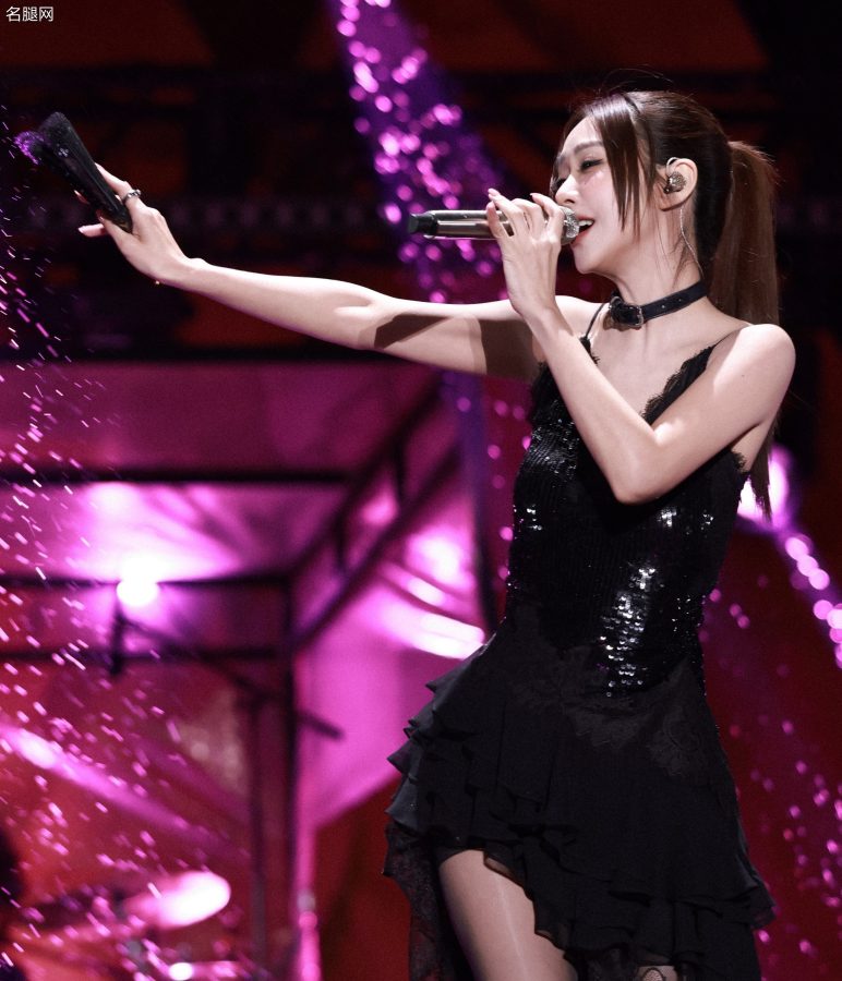女明星薛凯琪腿穿蕾丝袜根黑丝袜长靴跳扇子舞(13/19)