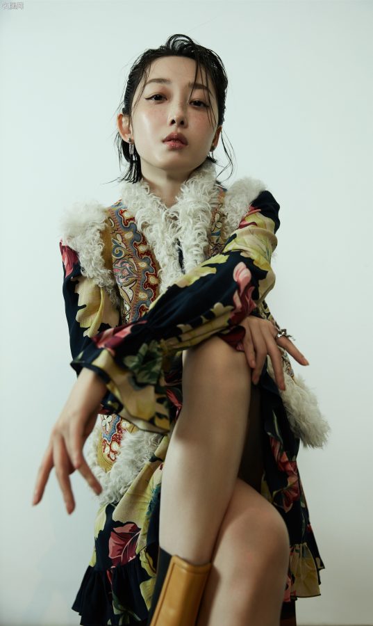 《VW Magazine》蒋梦婕雀斑脸美腿大片(6/8)