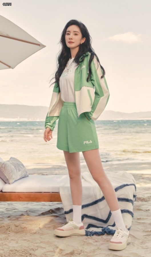 杨幂海浪沙滩边穿运动衣秀美腿(3/3)