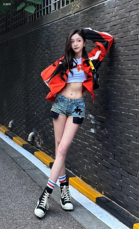 吴宣仪穿牛仔热裤出门一双细长美腿和小蛮腰吸引路人眼光(2/9)