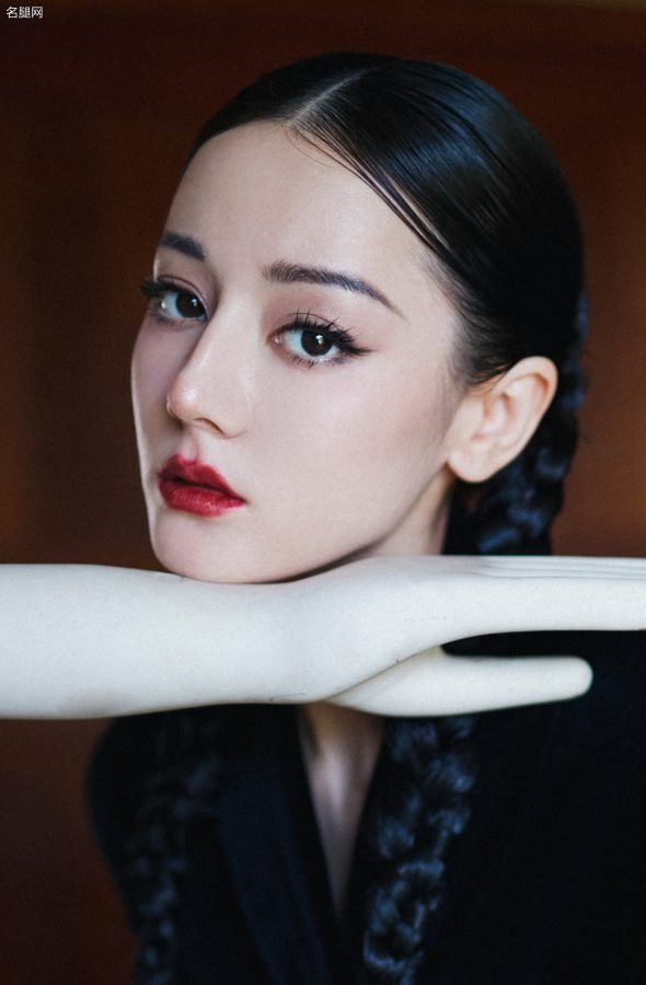 迪丽热巴双马尾黑裙典雅写真浓妆艳抹秀玉足(5/6)