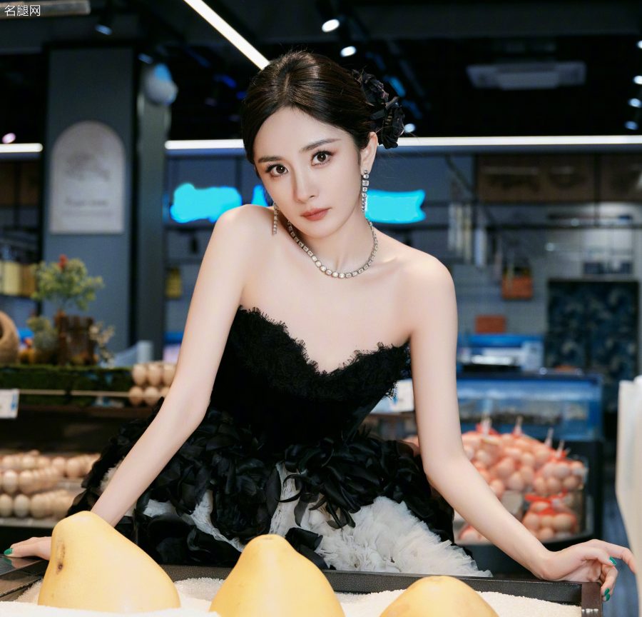杨幂实在是太会盯屏了(8/8)