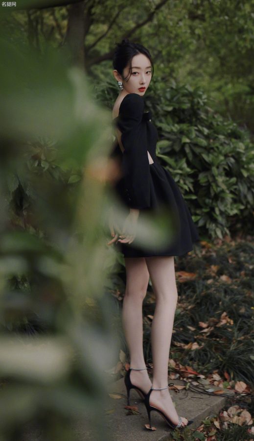 蒋梦婕世间少有的美腿踩细跟凉鞋公园写真(1/6)