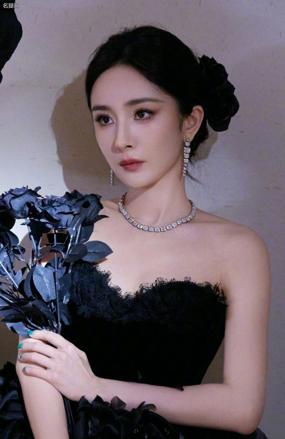 杨幂实在是太会盯屏了(4/8)