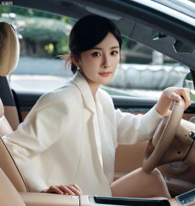 杨幂细长腿踩尖头细高跟成为第一位享界S9车主