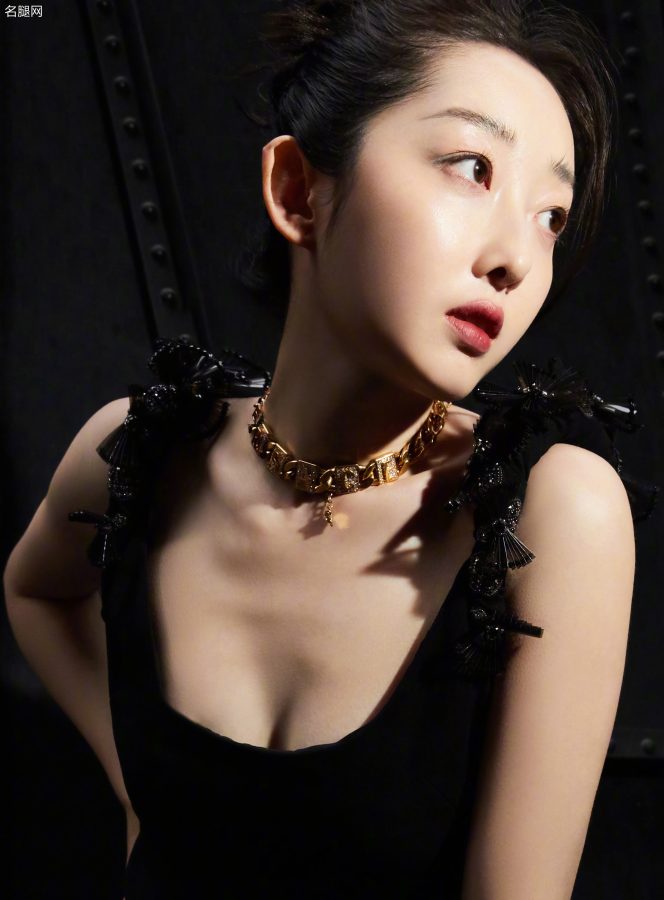 蒋梦婕穿低胸露背黑裙踩细跟恨天高城市漫游(5/6)