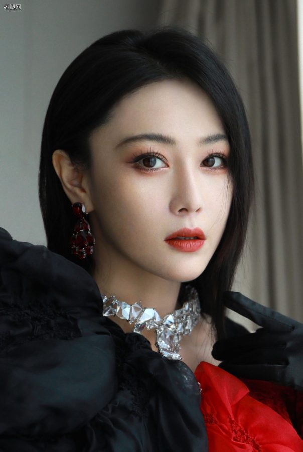 张馨予穿明艳红色纱裙美腿细白(4/6)