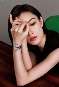 《出色WSJ.》八月刊封面倪妮字母丝袜氛围感大片