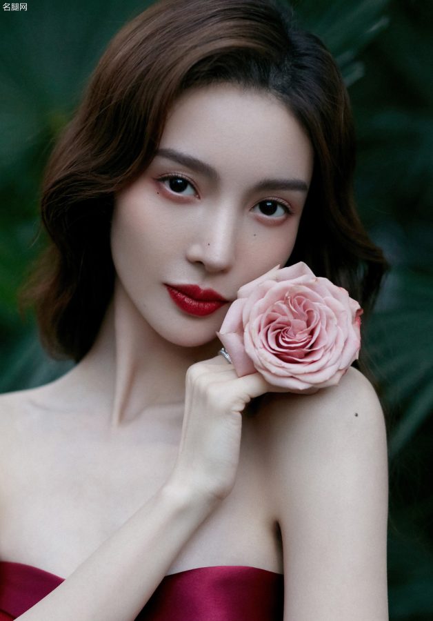 金晨出席兰蔻LANCOME品牌活动穿红裙玉腿白滑(7/9)