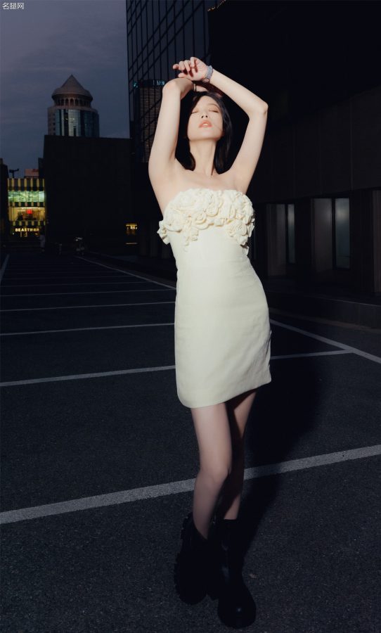 倪妮美玉腿穿短靴晚上在停车场拍照(5/8)