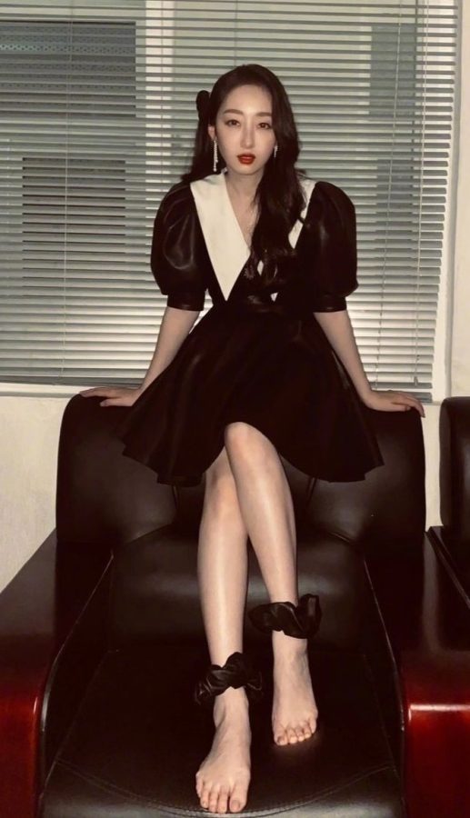 蒋梦婕在办公室里不穿鞋秀玉足(1/4)