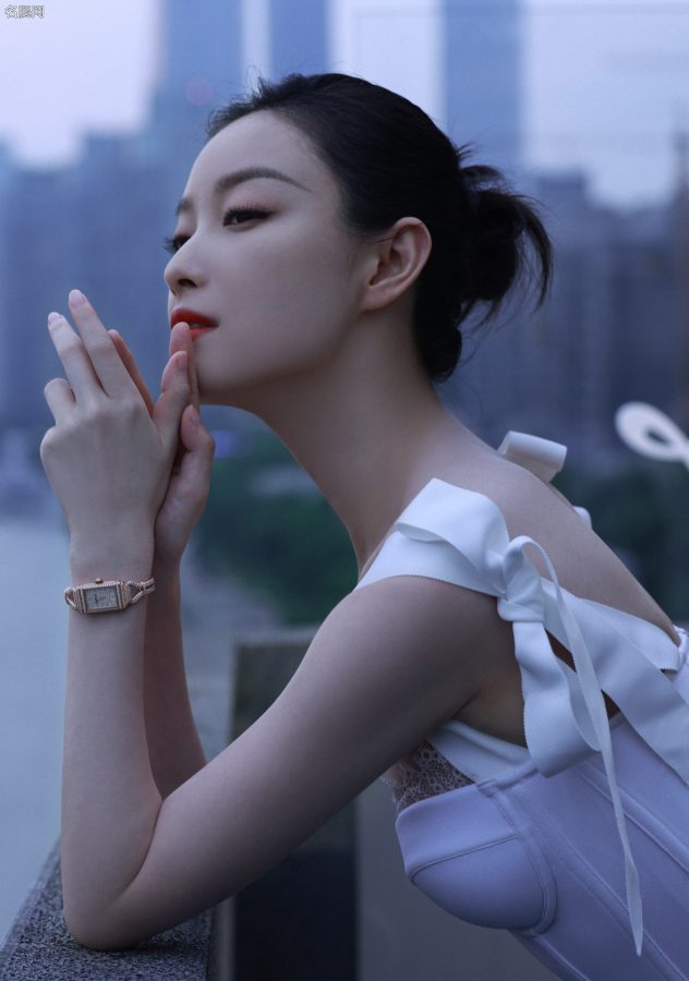 倪妮踩白高跟穿低胸白裙秀沟(7/7)