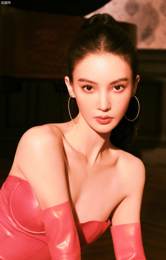 金晨长马尾造型穿低胸芭比粉长裙勾勒完美身条(2/9)