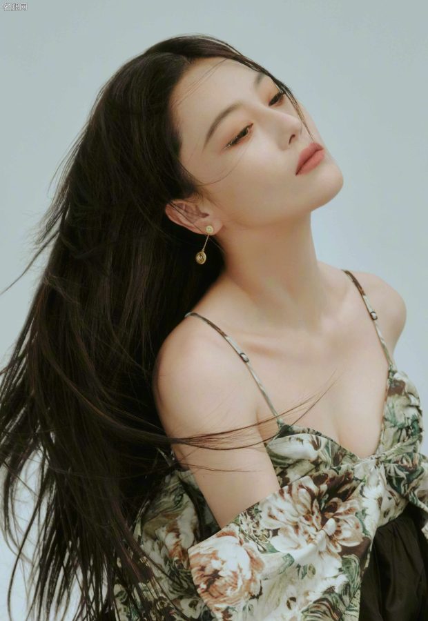 《昕薇》杂志封面人物张馨予美腿冷艳大片(4/6)