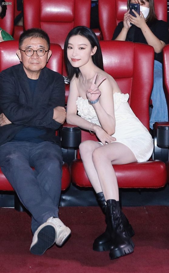 倪妮美玉腿穿短靴晚上在停车场拍照(8/8)