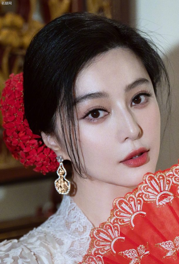女明星范冰冰穿新中式长裙翘脚坐姿(2/2)