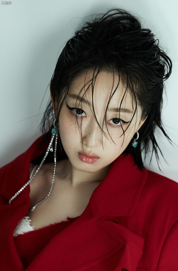 《VW Magazine》蒋梦婕雀斑脸美腿大片(2/8)