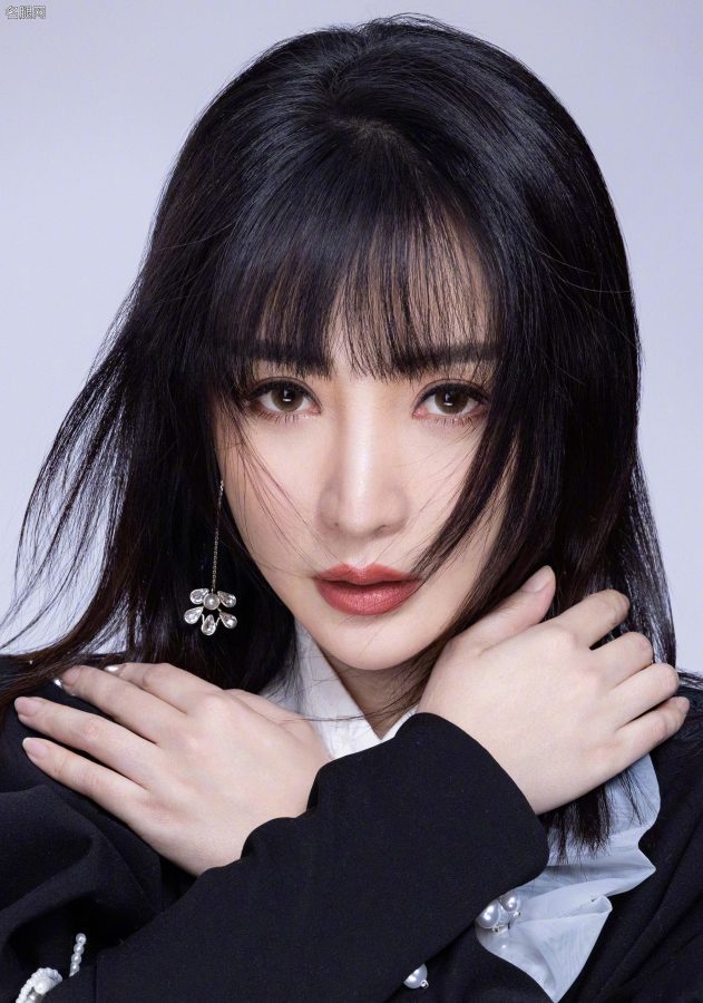 女主持人柳岩长腿踩尖头高跟拍写真形象超美(3/4)