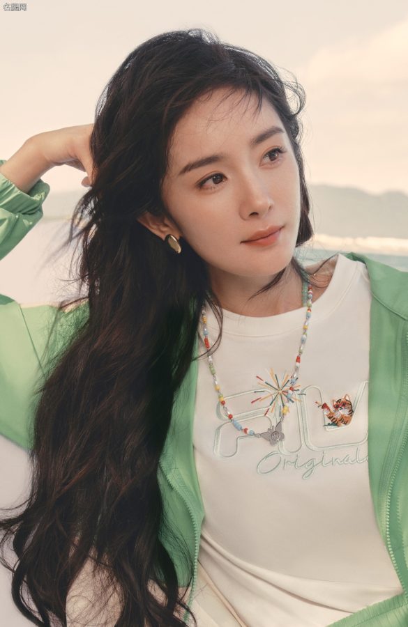 杨幂海浪沙滩边穿运动衣秀美腿(2/3)