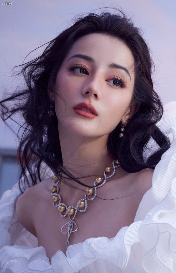 迪丽热巴波浪卷发高级颜值登录《费加罗》杂志封面(4/9)
