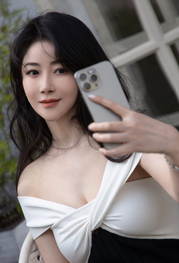 陈紫函花园里的美照乳此迷人(6/15)