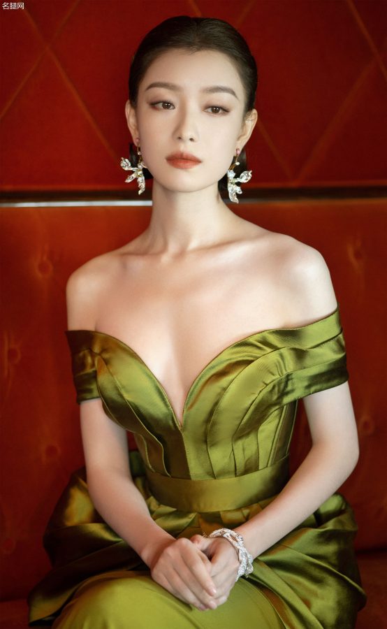 倪妮身穿性感露肩深V礼服出席第27届上海电视节白玉兰绽放颁奖典礼(11/18)
