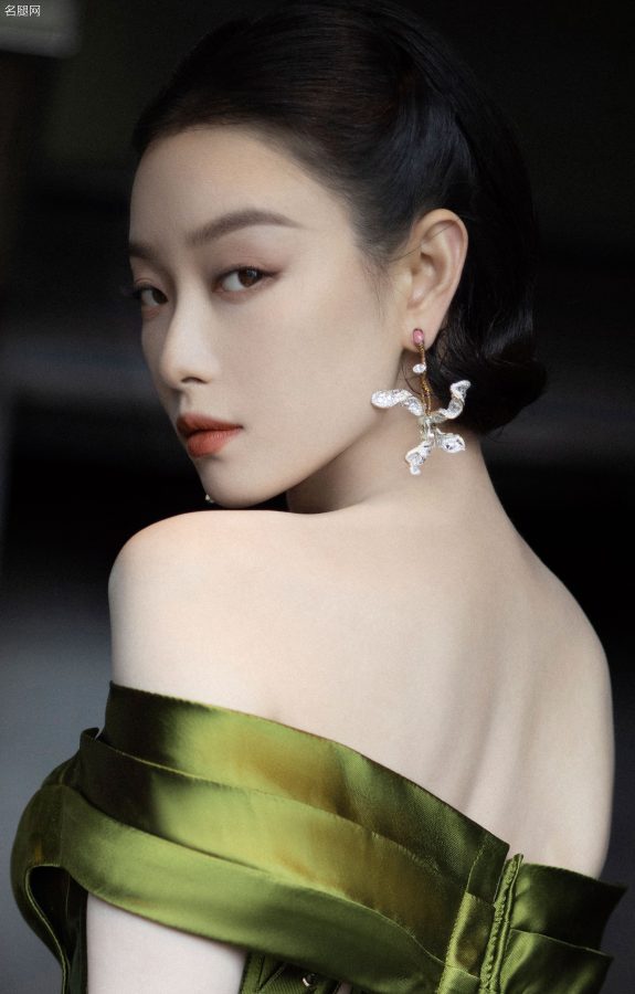 倪妮身穿性感露肩深V礼服出席第27届上海电视节白玉兰绽放颁奖典礼(2/18)