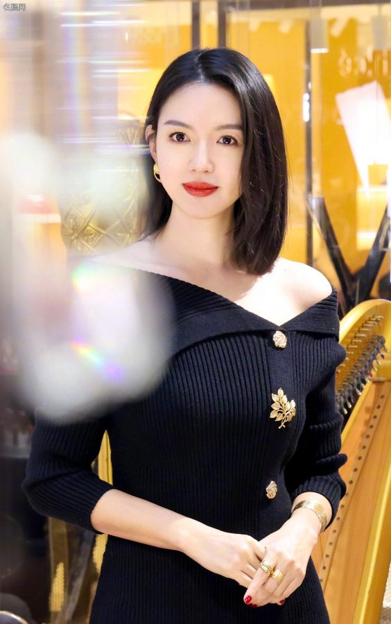 长腿御姐张梓琳现身雅诗兰黛活动涂唇膏(7/7)