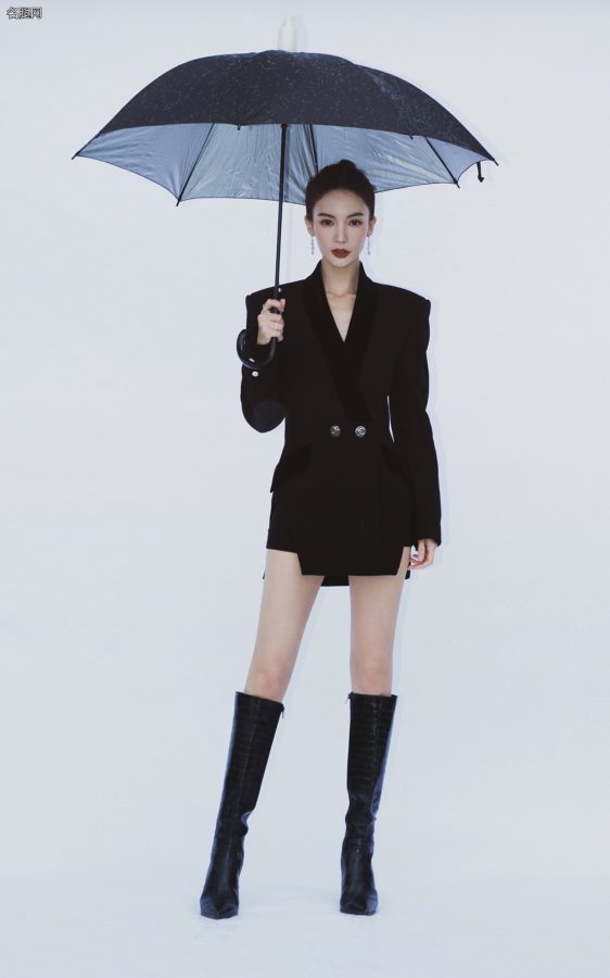 御姐金晨穿西装短裙细美腿蹬皮长靴撑伞帅酷(1/5)