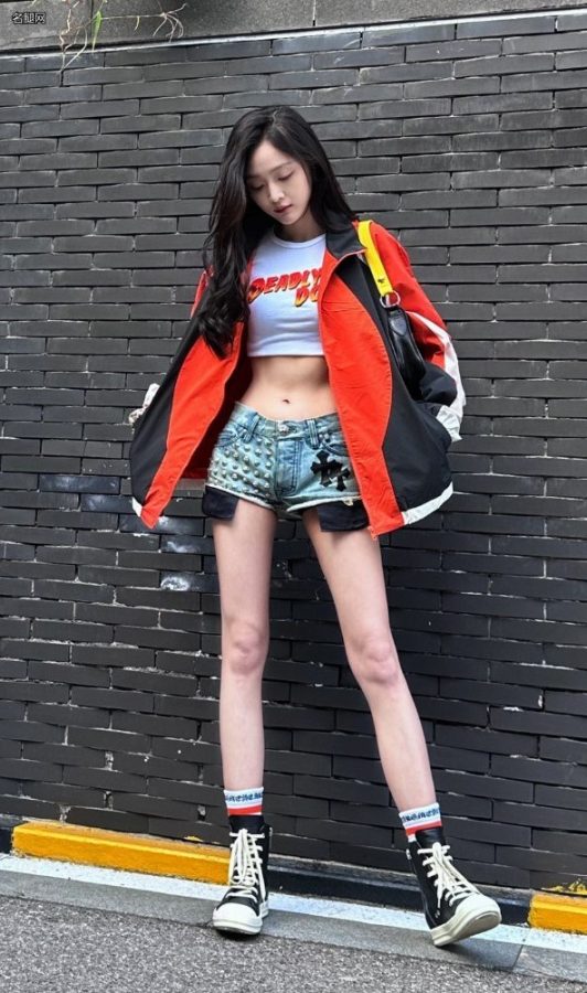 吴宣仪穿牛仔热裤出门一双细长美腿和小蛮腰吸引路人眼光(6/9)