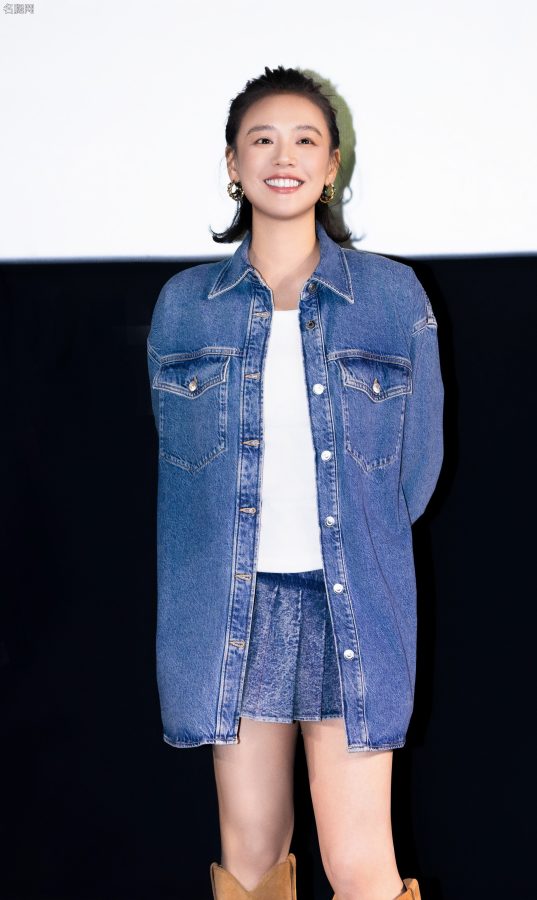 马思纯穿牛仔裙配长靴展现青春美妙大腿(12/12)