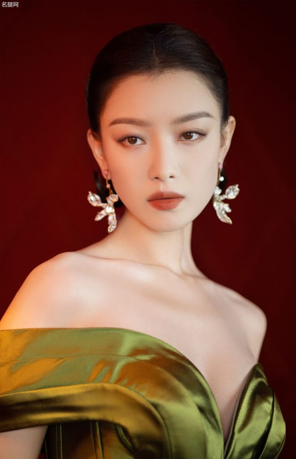 倪妮身穿性感露肩深V礼服出席第27届上海电视节白玉兰绽放颁奖典礼(10/18)
