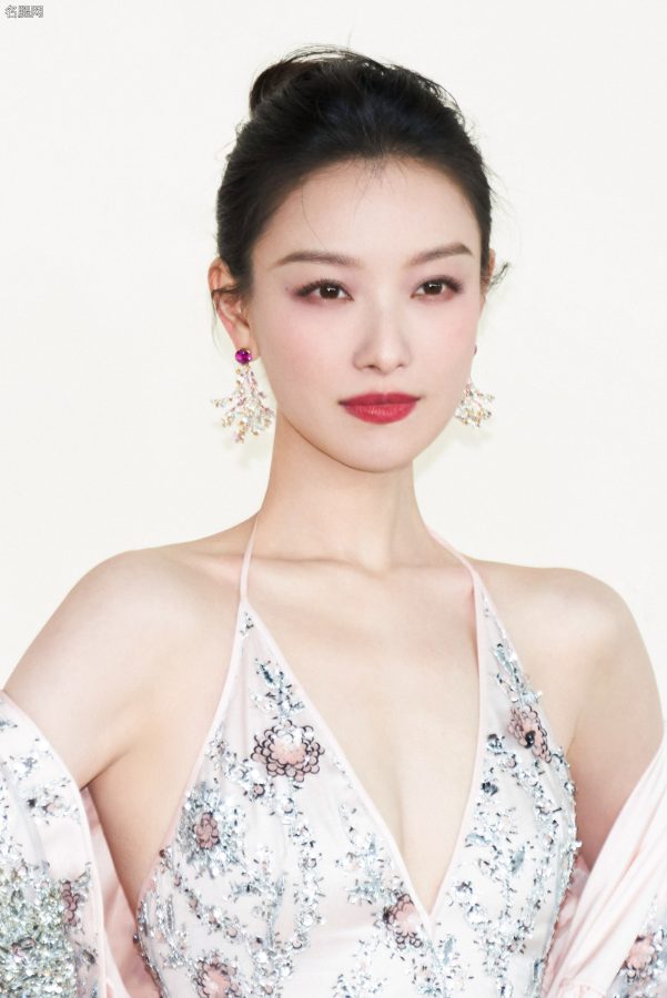 倪妮身穿深V鲜花长裙脚踩防水台恨天高闪耀出席VOGUE时尚盛典(14/14)